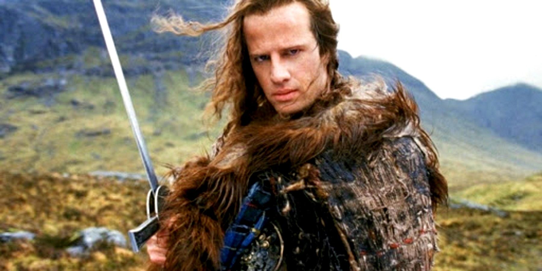 Christopher Lambert tinand o sabie pe un munte din Highlander