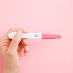 La cate zile dupa menstruatie poti ramane insarcinata? Semne timpurii si teste de sarcina